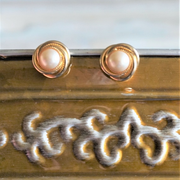 Vintage Ivory Pearl Gold Flower Clip On Earrings - Picture 2 of 6